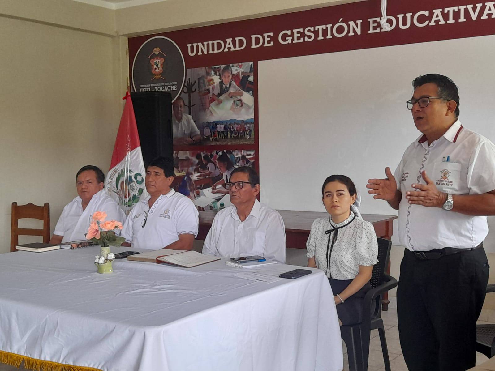 bienvenida a su nuevo director, Mg. Víctor Vela Ramírez